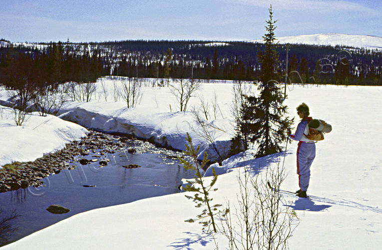 Skidåkare vid fjällbäck fjäll, fjällbäck, skidor, skidåkning, turåkare, turåkning, uteliv, vinter, vår, äventyr