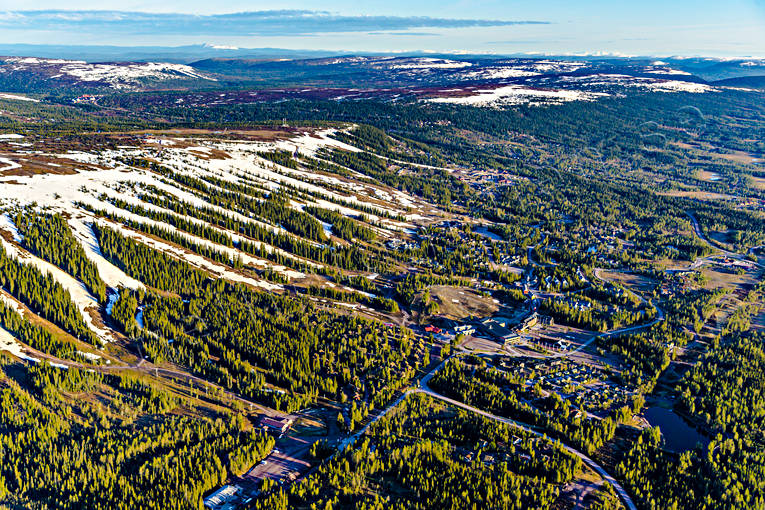 Skistar Lindvallen Sälen Flygfoto anläggningar, Dalarna, drönarbilder, drönarfoto, flygbild, flygbilder, Flygfoto, flygfoton, Lindvallen, nedfarter, skidanläggning, skidanläggningar, skidbackar, skidort, SkiStar, Sälens, Sälsätern, vår