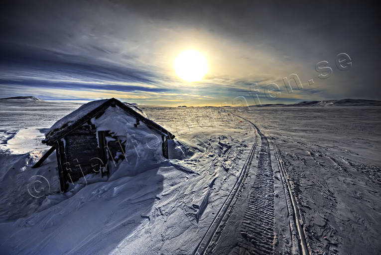 Skoterspår Stuga på kalfjället byggnader, fjällstuga, kalfjäll, kommunikationer, landfart, Landskap, lappland, skoterspår, snö, vinter, vinterlandskap, årstider
