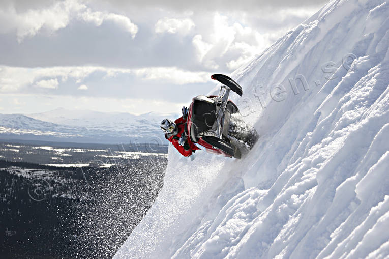 Skoteråkare vid fjällsida fjäll, friåkning, motor, skoter, skoteråkare, skotrar, snö, snöskoter, snöskotrar, snösprut, vinter, äventyr