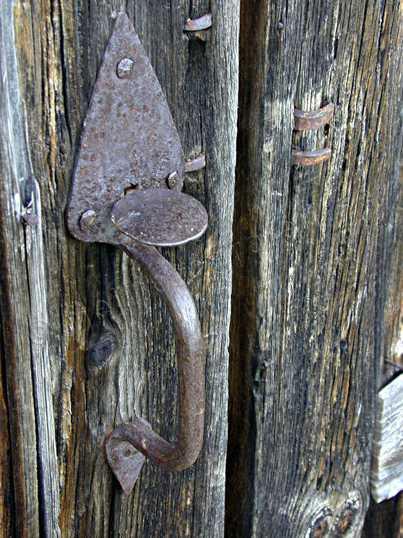 Smitt handtag på gammal dörr gammalt, handtag, hantverk, Jämtland, smide, smitt, stugor