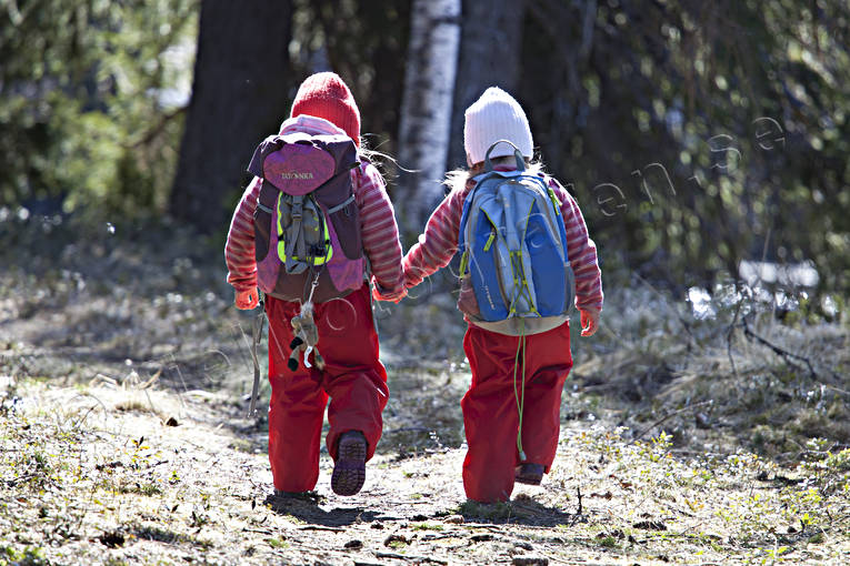 Små skogsvandrare barn, flicka, flickor, friluftsliv, kamrater, skog, uteliv, utflykt, vandra, vandrare, vandring, vandringsled, vår, vänner