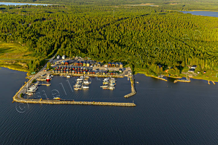 Småbåtshamn på Renön Bottenviken, drönarbilder, fiskehamn, flygbilder, Flygfoto, hamn, Landskap, Norrbotten, pir, Piteå, Piteå skärgård, Renön, småbåtar, småbåtshamn, sommar, vågbrytare