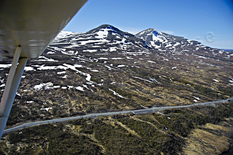Snasahögarna i snösmältning drönarbilder, drönarfoto, fjällen, flygbild, flygbilder, Flygfoto, flygfoton, Jämtland, Landskap, Snasahögarna, snösmältning, Storulvåvägen, vår