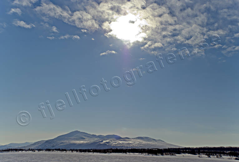 Snasahögarna sedda från Visjön fjäll, himmel, Jämtland, Landskap, motljus, Snasahögarna, solsken, vildmark, vinter, Visjön, vårvinter