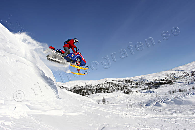 fjll, frikning, hopp, hoppande, motor, skoter, skoterkare, skotrar, sn, snskoter, snskotrar, snsprut, vinter, ventyr