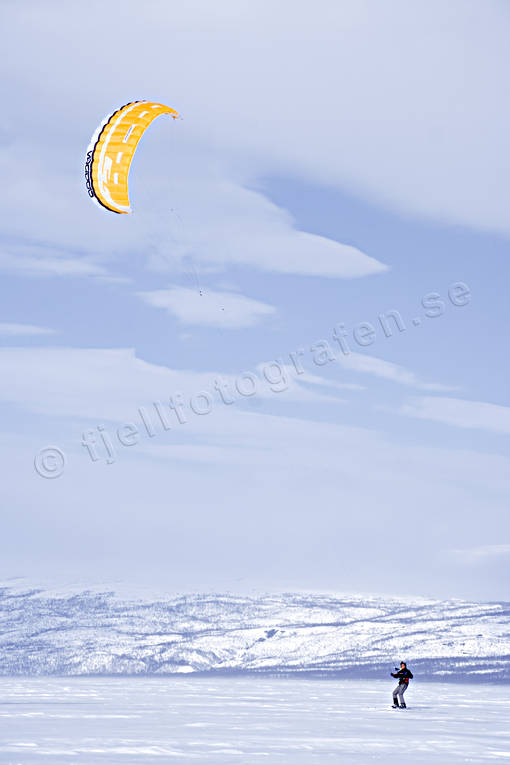 Snökite på fjällsjö fjäll, issegling, kite, kiteskärm, skärm, snowkiting, snökite, sport, torneträsk, vinter, vintersport, vinteräventyr, äventyr