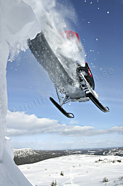 Snöskoter hoppar i fjällen fjäll, friåkning, hopp, hoppande, motor, skoter, skoteråkare, skotrar, snö, snöskoter, snöskotrar, snösprut, vinter, äventyr