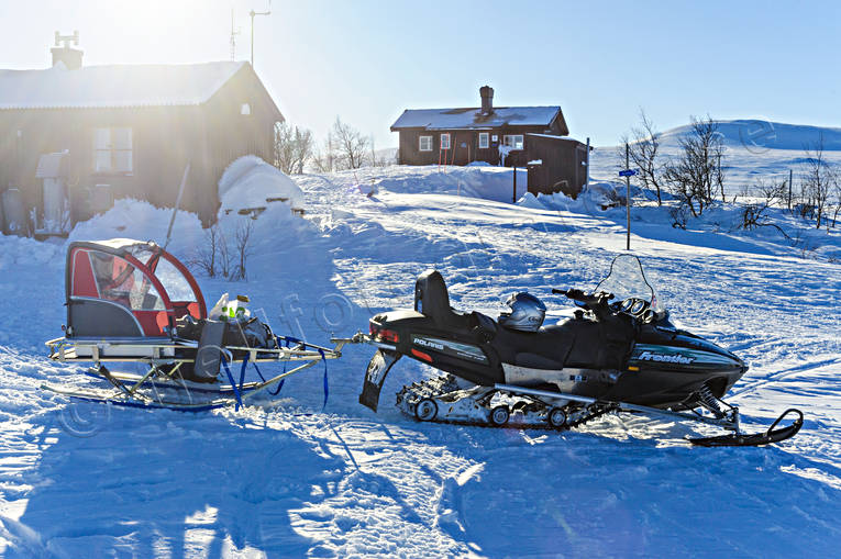 Snöskoter vid fjällstuga Anarisstugan, anläggnignar, byggnader, fjällstuga, Jämtland, kommunikationer, land, skoterkälke, snöskoter, STF-stuga, turiststuga, vinter, vårvinter, årstid, årstider