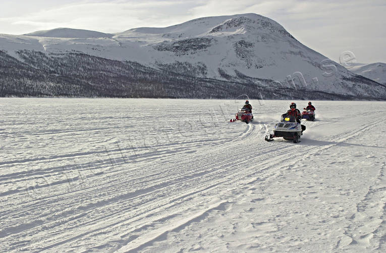 Snöskotrar på fjällsjö fjäll, kommunikation, motor, skoter, skotrar, snöskoter, snöskotrar, Vindelfjällen, vinter, äventyr