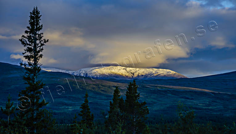 Sol över Saedtiedurrientjaerhvie Bunnerfjällen, fjäll, höst, Jämtland, Landskap, moln, Saedtiedurrientjaerhvie, snöpudrat, solbelyst