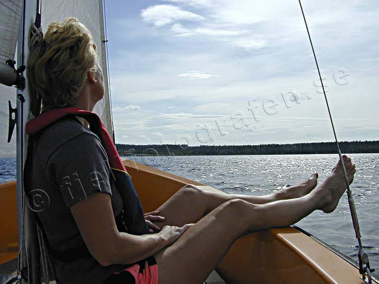 Solande i mindre segelbåt friluftsliv, segelbåt, segla, sola, solande, solbad, solbada, sommar, uteliv, äventyr