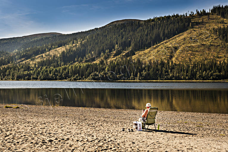 Solbadare Åresjön Jämtland, Landskap, natur, solbada, soldyrkan, sommar, strand, turist, Åre, Åresjön, årstider