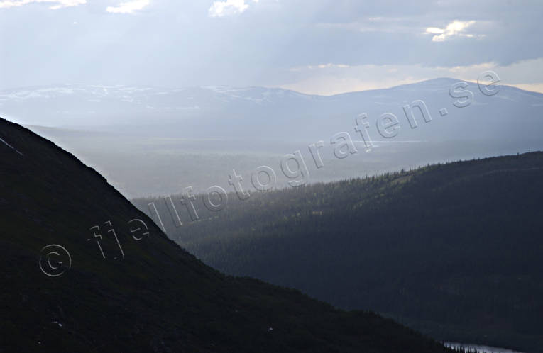 Anaris, Anarisfjllen, bl, bltt, dis, drnarbilder, drnarfoto, fjll, fjllsida, flygbild, flygbilder, Flygfoto, flygfoton, Jmtland, kvll, soldis, sommar, stmning, stmningsbild, stmningsbilder, rstid, rstider