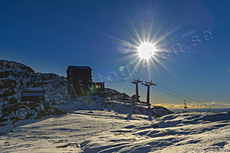 Soljus över Tusenmetersliften Åre anläggningar, blå, byggnationer, himmel, höst, Jämtland, Landskap, morgonsol, nysnö, Tusenmetersliften, Åreskutan