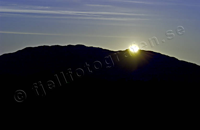 bakgrund, bakgrundsbild, fjllen, fjllkam, Jmtland, kvll, silhuette, sol, solnedgng, sommar, stmning, stmningsbild, stmningsbilder, svart, rstid, rstider