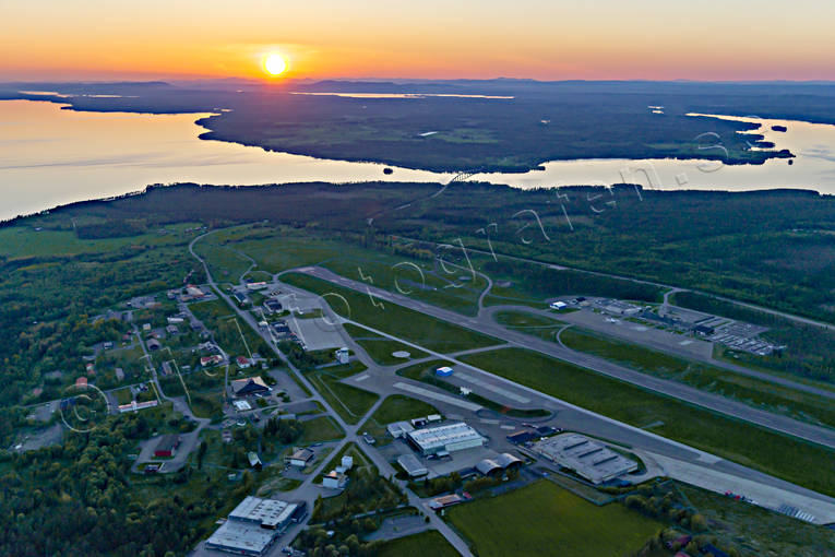 anlggningar, drnarbilder, drnarfoto, flygbild, flygbilder, Flygfoto, flygflt, flygplats, Frsn, Jmtland, kommunikationer, kvll, luftfart, solnedgng, sommar, trafikflyg, re-stersund