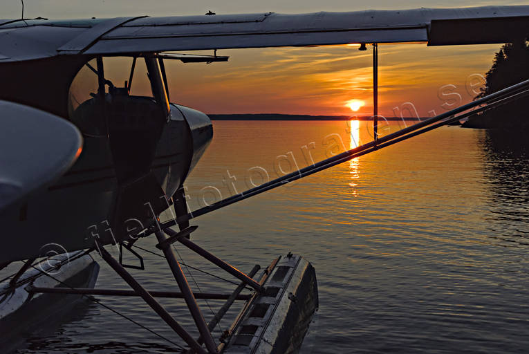 Solnedgång under vinge flygmaskin, flygplan, Jämtland, kommunikationer, Landskap, luftfart, sjöflyg, sjöflygplan, solnedgång, sommar, sommarkväll, Storsjön, årstid, årstider