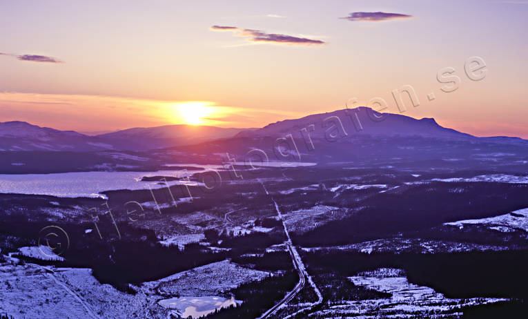 Solnedgång vid Åreskutan drönarbilder, drönarfoto, fjällbilder, flygbild, flygbilder, Flygfoto, flygfoton, Helgesjön, Jämtland, Landskap, solnedgång, Såssjön, vinter, vinterkväll, Åreskutan, årstid, årstider