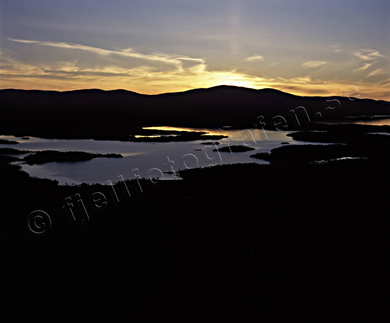 Solnedgång över Hanasjön drönarbilder, drönarfoto, fjäll, fjällen, flygbild, flygbilder, Flygfoto, flygfoton, Hanasjön, Jämtland, kväll, Landskap, solnedgång, sommar, stämning, stämningsbild, stämningsbilder, vidder, vildmark, ödemark