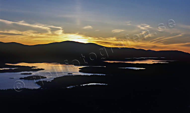 Solnedgång över Hanasjön Anarisfjällen, Bredsjön, canvastavla, drönarbilder, drönarfoto, flygbild, flygbilder, Flygfoto, flygfoton, Fototavla, Hanasjön, Jämtland, kväll, Landskap, solnedgång, sommar, tavla