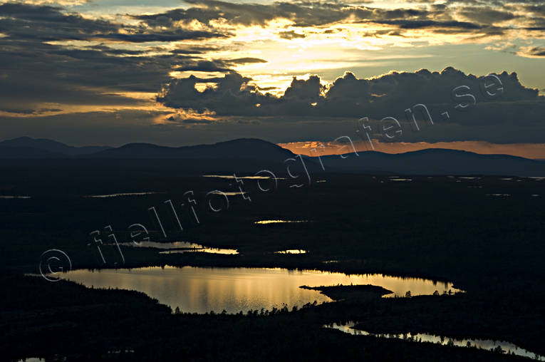 Solnedgång över Imbergen drönarbilder, drönarfoto, fjäll, flygbild, flygbilder, Flygfoto, flygfoton, Imbergen, Jämtland, kväll, Landskap, Oviksfjällen, solnedgång, sommar, Stortjärnen