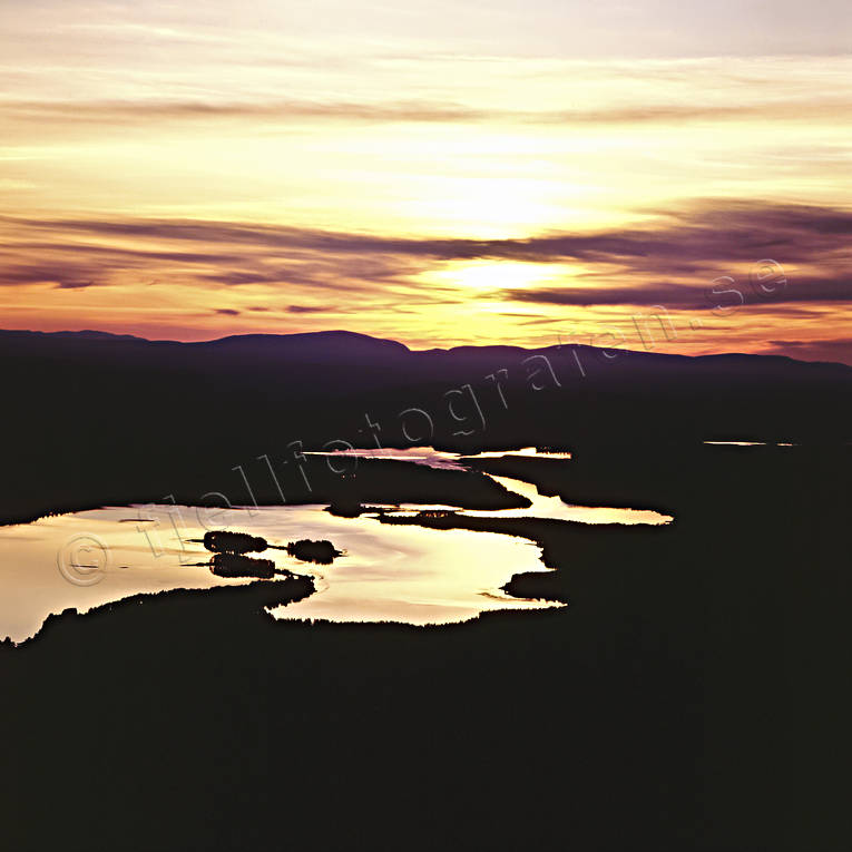 Solnedgång över Nästelsjön drönarbilder, drönarfoto, flygbild, flygbilder, Flygfoto, flygfoton, Jämtland, Landskap, midnattsol, Nästeln, nästelsjön, skogslandskap, skogssjö, solnedgång, sommar, sommarnatt, stämning, stämningsbild, stämningsbilder, årstid, årstider