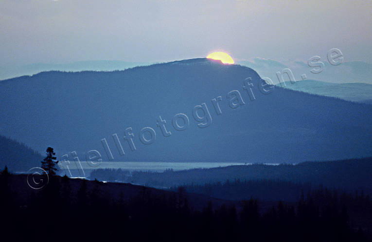Solnedgång över Ströms Vattudal berg, blånande, Jämtland, kväll, solnedgång, Ströms Vattudal, stämning, stämningsbild, stämningsbilder, Vattudalen, vår, årstid, årstider