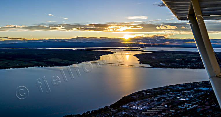 Solnedgång över Vallsundet canvastavla, drönarbilder, drönarfoto, flygbild, flygbilder, Flygfoto, flygfoton, Fototavla, Frösön, höst, Jämtland, kväll, kvällsljus, Landskap, panorama, solnedgång, Storsjön, städer, tavla, Vallsundet, Vallsundsbron, Östersund