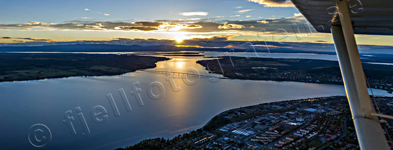 Solnedgång över Vallsundet drönarbilder, drönarfoto, flygbild, flygbilder, Flygfoto, flygfoton, Frösön, höst, Jämtland, kväll, kvällsljus, Landskap, panorama, solnedgång, Storsjön, städer, Vallsundet, Vallsundsbron, Östersund