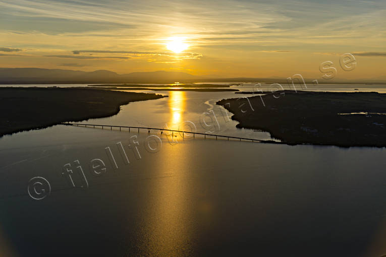 Solnedgång över Vallsundet drönarbilder, drönarfoto, flygbild, flygbilder, Flygfoto, flygfoton, höst, Jämtland, kväll, Landskap, solnedgång, Storsjön, Vallsundet, Vallsundsbron