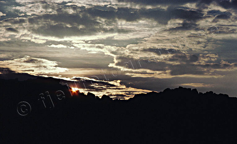 Solnedgång över klippor fjällen, fjällkam, himlafenomen, himmel, moln, natur, solnedgång