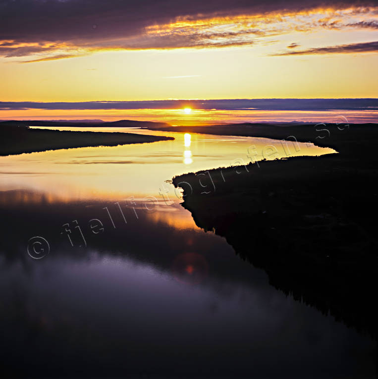 Solnedgång över Östersund Brunflo, Brunfloviken, drönarbild, drönarbilder, drönarfoto, flygbild, flygbilder, Flygfoto, flygfoton, Jämtland, Jämtlandsnatt, kvällsljus, Landskap, skymning, solnedgång, sommar, sommarnatt, Storsjön, stämning, stämningsbild, stämningsbilder