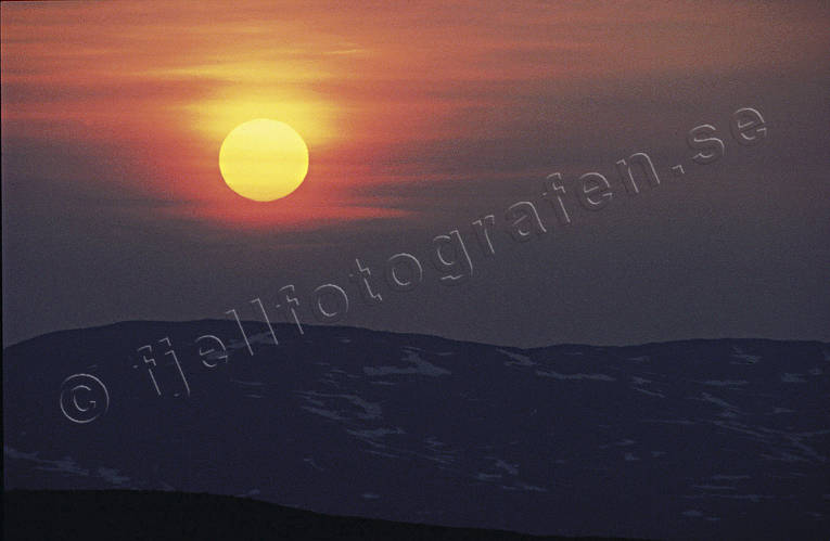 Soluppgång över Ottfjället fjäll, fjällen, gryning, gul, Jämtland, ottfjället, sol, solen, soluppgång, stämning, stämningsbild, stämningsbilder, vår, årstid, årstider