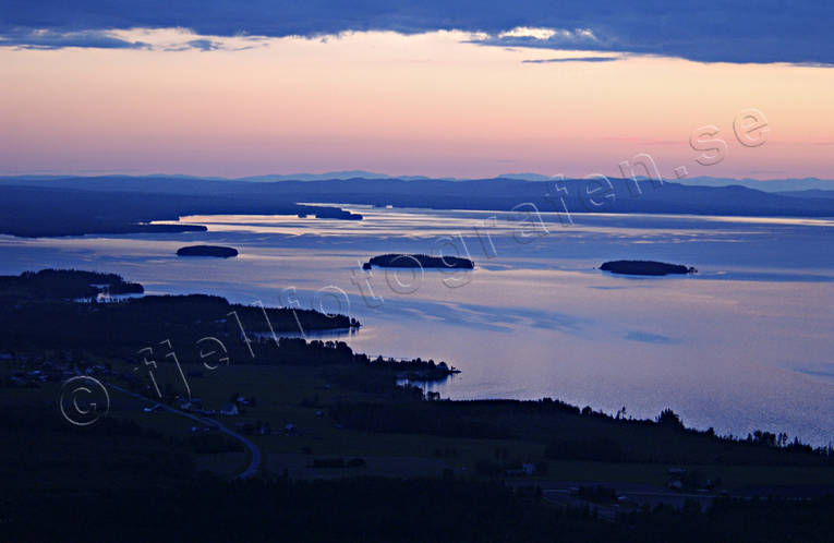 Sommarnatt över Storsjön drönarbilder, drönarfoto, flygbild, flygbilder, Flygfoto, flygfoton, Jämtland, kväll, Landskap, midnatt, midnattsljus, natt, sommar, sommarnatt, Storsjön, stämning, stämningsbild, stämningsbilder, Utöarna, årstid, årstider