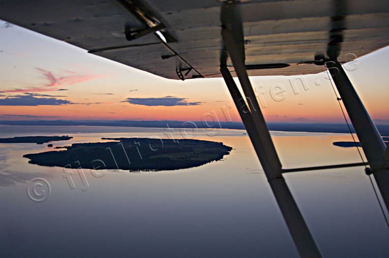 Sommarnatt över Storsjön drönarbilder, drönarfoto, flyg, flygbild, flygbilder, Flygfoto, flygfoton, flygplanvinge, Jämtland, kommunikation, Landskap, midnatt, midnattsol, natt, Norderön, sjöfart, sommar, sommarnatt, Storsjön, vatten, vinge
