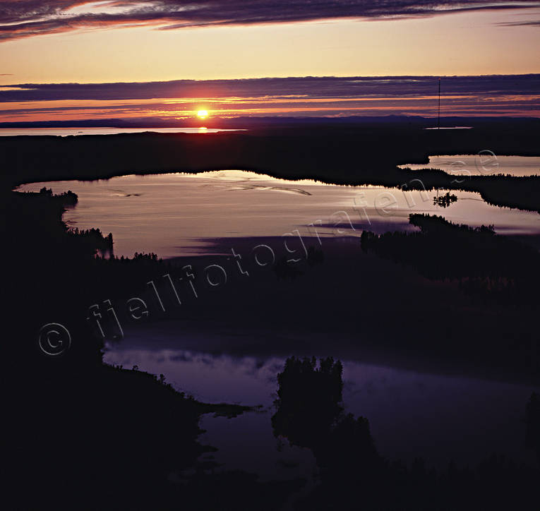 Sommarnatt över Svartsjöarna Brattåsmasten, drönarbilder, drönarfoto, flygbild, flygbilder, Flygfoto, flygfoton, Jämtland, Landskap, natt, radiomast, solnedgång, sommar, sommarnatt, Svartsjöarna