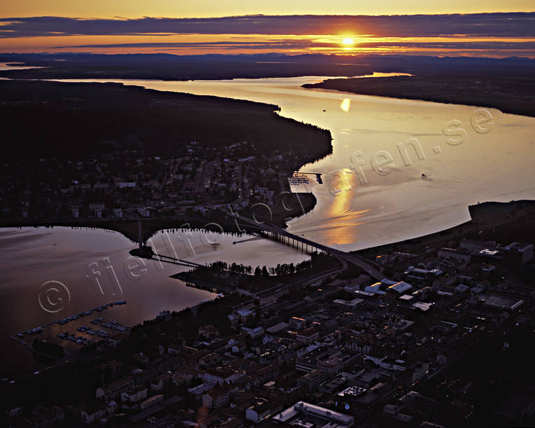 Sommarnatt över Östersund canvastavla, drönarbilder, drönarfoto, flygbild, flygbilder, Flygfoto, flygfoton, Fototavla, frösöbron, Frösön, Jämtland, kväll, Landskap, natt, skymning, solnedgång, sommar, sommarnatt, städer, tavla, årstid, årstider, åssjön, Östersund