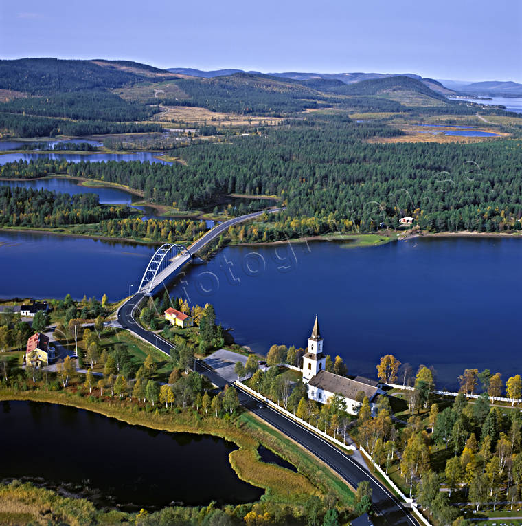 Sorsele Kyrkan vid Vindelälven bro, drönarbilder, drönarfoto, flygbild, flygbilder, Flygfoto, flygfoton, höst, kyrkan, Landskap, lappland, samhällen, Sorsele, Vindelälven