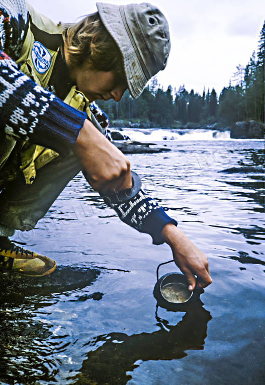 Sportfiskare fyller kaffepannan driksvatten, fiskare, fiske, flugfiskare, flugfiske, friluftsliv, kaffekokning, kaffevatten, Långan, miljö, natur, sommar, sportfiske, vildmarksälv, äventyr