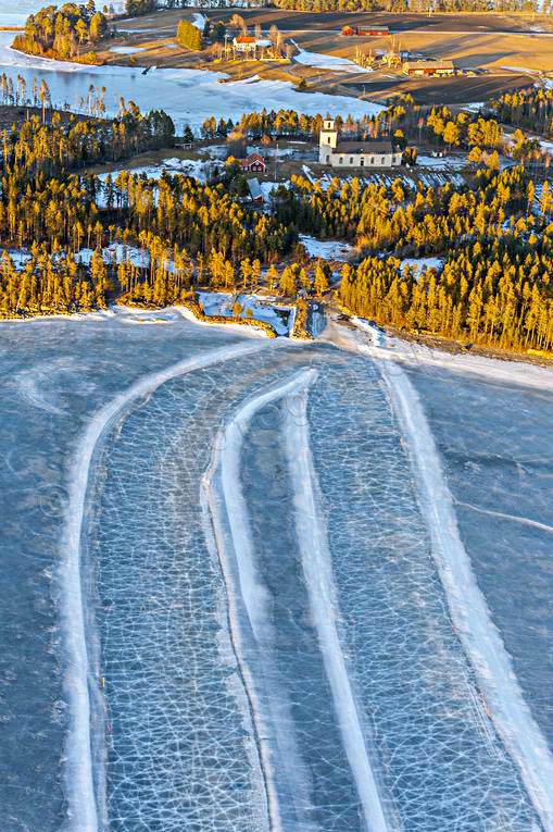 Sprickor i isväg vid Sunne drönarbilder, drönarfoto, flygbild, flygbilder, Flygfoto, flygfoton, färjeläge, is, isväg, Jämtland, kyrka, kyrkor, Landskap, sprickor, Storsjön, Sunne, våris