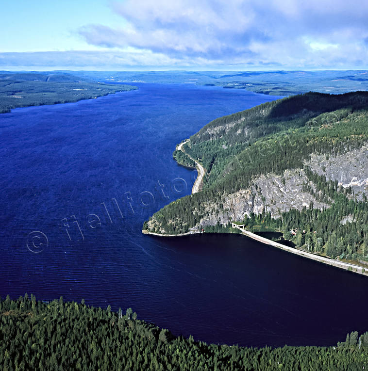 Stadsberget och sjön Gesunden berg, drönarbilder, drönarfoto, flygbild, flygbilder, Flygfoto, flygfoton, gesunden, höst, Jämtland, krångede, Landskap, stadsberget, tunnel, vägtunnel