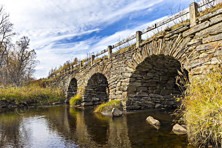 Stenvalvsbro vid Skalstugevägen bro, byggnationer, gammal, höst, höstfärger, Jämtland, Landskap, Sevärdheter, Skalstugevägen, stenbro, stenvalvsbro, vattendrag