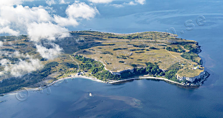 Stora Karlsö Flygfoto drönarbilder, drönarfoto, flygbild, flygbilder, Flygfoto, flygfoton, fyr, Fyrbyn, Gotland, Hien, Karlsöarna, Landskap, Millsnabb, Mormorberget, Norderhamn, Rönnudden, sommar, Stora Karlsö, Västerberget