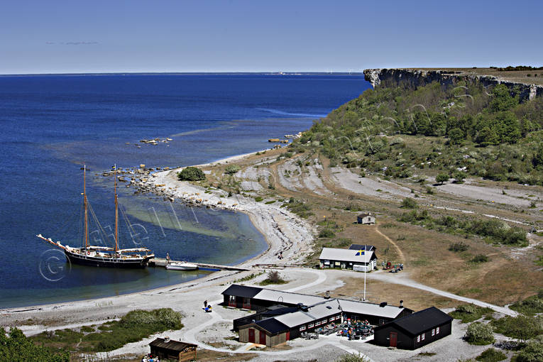 Stora Karlsö Norderhamn anläggningar, brygga, båt, Gotland, hamn, hamnen, hav, havet, havsstrand, kommunikationer, Landskap, naturreservat, Norderhamn, segelbåt, segelfartyg, sjöfart, sommar, Stora Karlsö, strand, turistanläggning