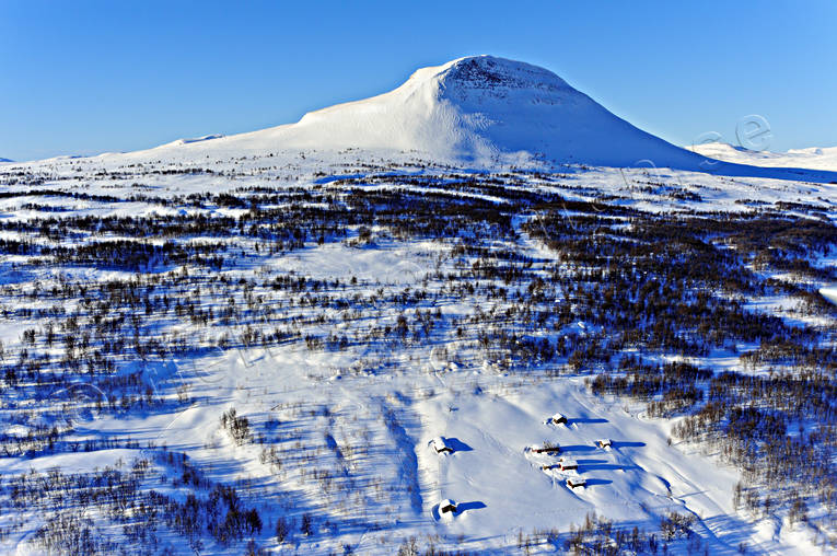 Storkläppvallen vid Mittåkläppen Bruksvallarna, drönarbilder, drönarfoto, fjälltopp, flygbild, flygbilder, Flygfoto, flygfoton, Härjedalen, Landskap, Mittåkläppen, Storkläppvallen, stugor, vinter