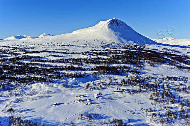 Storkläppvallen vid Mittåkläppen Bruksvallarna, drönarbilder, drönarfoto, fjälltopp, flygbild, flygbilder, Flygfoto, flygfoton, Härjedalen, Landskap, Mittåkläppen, Storkläppvallen, stugor, vinter