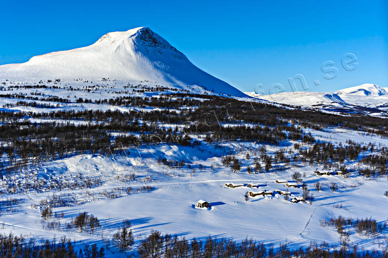 Storkläppvallen vid Mittåkläppen drönarbilder, drönarfoto, fjälltopp, flygbild, flygbilder, Flygfoto, flygfoton, fäbodvall, Härjedalen, Landskap, Lill-Mittåkläppen, Mittåkläppen, Stor-Mittåkläppen, Storkläppvallen, stugor, Svenska Fjällen, vinter