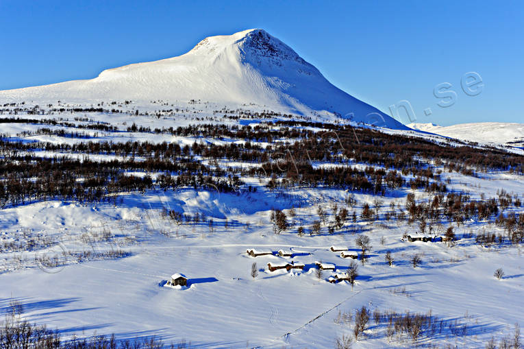 Storkläppvallen vid Mittåkläppen Bruksvallarna, drönarbilder, drönarfoto, fjälltopp, flygbild, flygbilder, Flygfoto, flygfoton, Härjedalen, Landskap, Mittåkläppen, Storkläppvallen, stugor, vinter