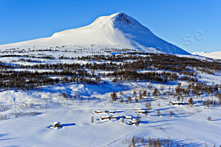 Storkläppvallen vid Mittåkläppen Bruksvallarna, drönarbilder, drönarfoto, fjälltopp, flygbild, flygbilder, Flygfoto, flygfoton, Härjedalen, Landskap, Mittåkläppen, Storkläppvallen, stugor, vinter